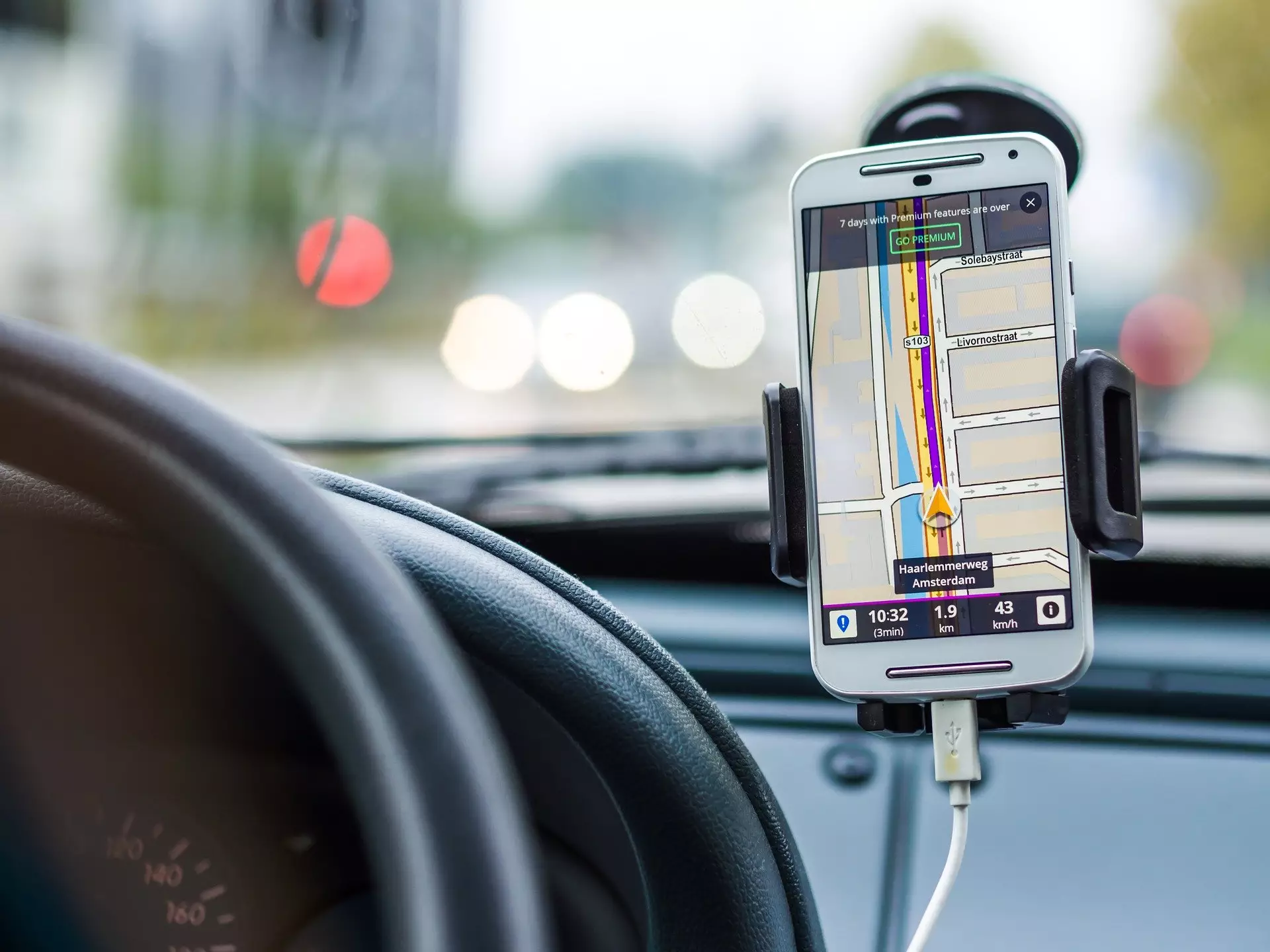 Alugar um carro ou andar de Uber? Veja o que é mais seguro e confortável para o seu bolso